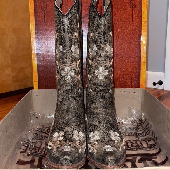 Corral Boots - Picture 2 of 8
